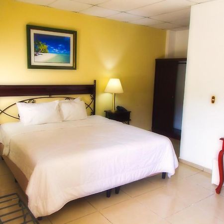 Antiguo Cuscatlán Hotel Santa Elena מראה חיצוני תמונה